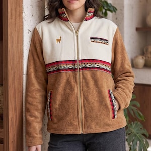 Chaqueta peruana de forro polar Sherpa, detalles tejidos andinos, abrigo de invierno acogedor para mujer.
