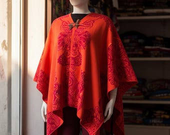 Poncho de alpaca naranja hecho a mano – Poncho étnico bohemio peruano, capa cálida de invierno, chal de lana artesanal, prenda unisex con estilo.