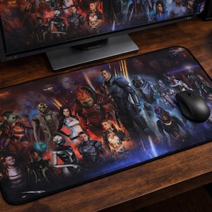 Puede incluir: Alfombrilla de ratón rectangular con una colorida ilustración de personajes de un videojuego de ciencia ficción. El diseño incluye varias figuras con armaduras y trajes futuristas, sobre un fondo oscuro y espacial. Un ratón negro descansa sobre la alfombrilla.