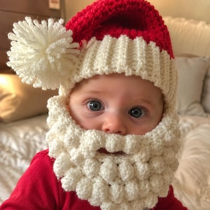 Peut inclure: Un bonnet de Père Noël au crochet avec une calotte rouge vif, un bord côtelé blanc épais et un grand pompon blanc sur le côté. Une barbe en crochet blanc cassé à la texture bouclée est fixée au bord et recouvre la zone du menton.