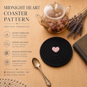 Peut inclure: Un dessous de verre circulaire en crochet noir avec un petit cœur rose au centre. Le texte indique MIDNIGHT HEART COASTER PATTERN, SWEET HEART, HANDMADE LOVE, INSTANT DOWNLOAD, SUPPORT INCLUDED, DETAILED INSTRUCTIONS, MADE WITH LOVE, SKILL LEVEL: BEGINNER / EASY, SIZE: 12 CM (4.7 INCHES).