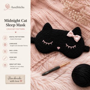 Puede incluir: Un antifaz de dormir de gato tejido en crochet negro con ojos cerrados bordados en rosa y una pequeña nariz rosa. Un lazo de satén rosa claro está sujeto a la oreja derecha. El antifaz tiene una banda elástica negra, un ganchillo de 3,0 mm y una aguja.