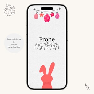 Peut inclure: Un smartphone affiche un design numérique sur le thème de Pâques. Le design comprend les mots "Frohe OSTERN" en script noir, une silhouette de lapin rose et des œufs et fleurs de Pâques roses suspendus. Le téléphone est sur un fond clair.