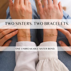 Puede incluir: Dos pulseras de eslabones dorados se llevan en las muñecas, con el texto "TWO SISTERS. TWO BRACELETS. ONE UNBREAKABLE SISTER BOND." Las pulseras están en las muñecas de personas que llevan camisas blancas y vaqueros azules.