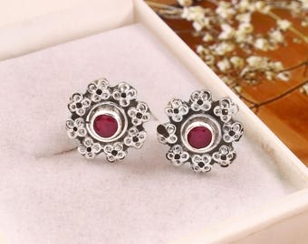Brincos de pino florais elegantes com rubis – Prata de lei com design floral vintage