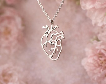 Collana in argento con cuore anatomico fatto a mano