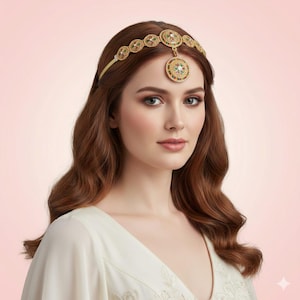 Może przedstawiać: Złota ozdoba na głowę z okrągłymi, inkrustowanymi klejnotami akcentami. Ozdoba na głowę ma szereg małych kółek na czole i większą, centralną zawieszkę. Projekt zawiera zielone, czerwone i białe kamienie szlachetne, tworząc dekoracyjny dodatek.