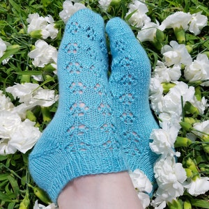 Cosner Lace Flower Socks PDF Knitting Pattern by Vint Hill Knits