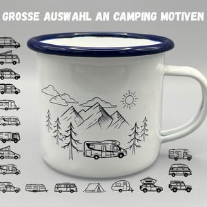 Könnte beinhalten: Ein weißer Emaillebecher mit dunkelblauem Rand und einer schwarzen Strichzeichnung eines Wohnmobils, Bergen, Bäumen und einer Sonne. Oben steht der Text GROSSE AUSWAHL AN CAMPING MOTIVEN, umgeben von verschiedenen kleinen Fahrzeugsymbolen.