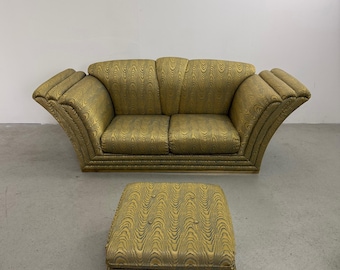 Divano Hollywood Regency con pouf / Lounge scultoreo anni '70 / Base in ottone / Stile Pierre Cardin