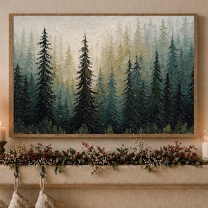 Puede incluir: Un cuadro de paisaje rectangular que muestra un denso bosque de pinos de color verde oscuro con pinceladas texturizadas visibles. La obra de arte se exhibe sobre una repisa de chimenea decorada con tres velas encendidas, vegetación y tres calcetines.