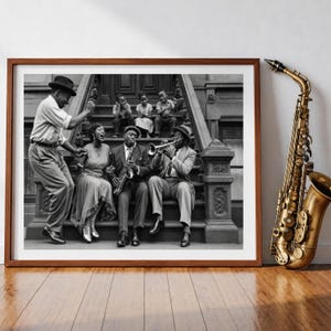 Puede incluir: Una fotografía enmarcada en blanco y negro que muestra a una banda de jazz actuando en unas escaleras exteriores, con un hombre bailando, una mujer cantando y dos músicos tocando el saxofón y la trompeta ante unos niños.