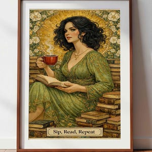 以下が含まれることがあります： 緑色のドレスを着た女性が赤いカップと本を持ち、本に囲まれている額入りのアートプリント。 アートワークは花の背景と、下部に「Sip, Read, Repeat」というテキストが特徴です。