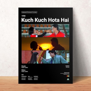 Puede incluir: Póster negro con fotogramas de la película "Kuch Kuch Hota Hai". El póster incluye el año 1998, el título de la película y los créditos. El póster se muestra sobre una superficie de madera.