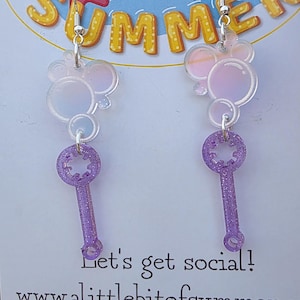 バブルワンドダングルイヤリング、アクリルステートメントジュエリー、ノスタルジアイヤリング