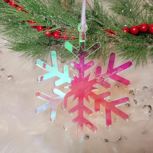 Adorno navideño de copo de nieve personalizado holográfico iridiscente, primera Navidad del bebé, adorno elegante