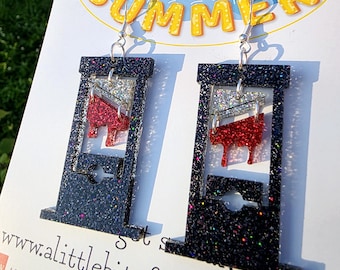 Pendientes de guillotina con purpurina holográfica, joyas de terror gótico, pendientes con mensaje activista, pendientes de acrílico cortados con láser, joyas de protesta.