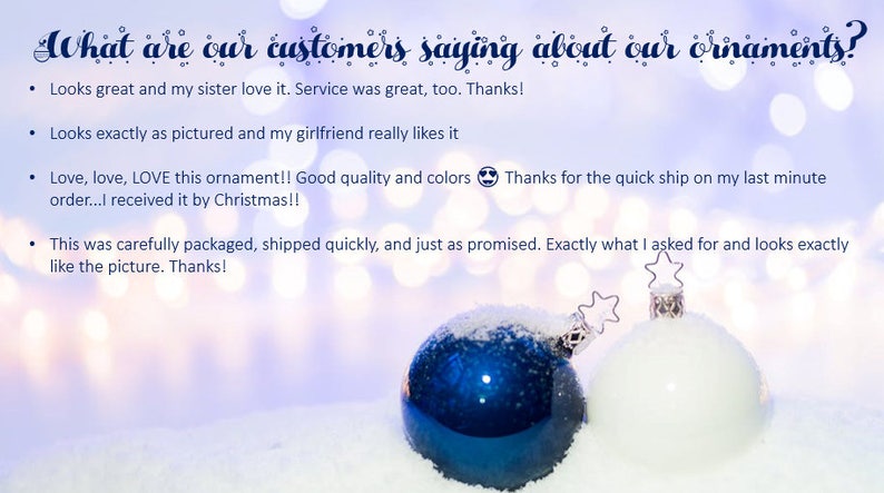 K&ouml;nnte beinhalten: Zwei Weihnachtskugeln, eine blaue und eine wei&szlig;e, sind mit Kunst-Schnee bedeckt und liegen auf einer wei&szlig;en Oberfl&auml;che. Die Kugeln sind mit silbernen Akzenten verziert. Der Text "What are our customers saying about our ornaments?" befindet sich oben im Bild.