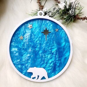 Adorno de auroras boreales pintado a mano con respaldo azul estrellado, adorno de oso polar, adorno ártico