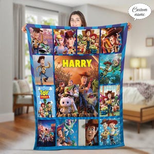 Personalizowany koc z kreskówki Toy Story, prezent urodzinowy Disneya, koc Woody'ego, prezent dla solenizanta