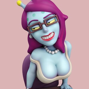 Op de afbeelding: Een 3D-geproduceerd beeldje van een vrouwelijk alien-personage met blauwe huid, paars haar en een bril. Ze draagt een witte top en een parelketting. Het personage heeft een brede glimlach en staat tegen een roze achtergrond.