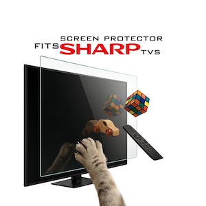 Könnte beinhalten: Ein klarer Bildschirmschutz für Sharp-Fernseher wird vor einem schwarzen Fernseher gezeigt. Der Text "SCREEN PROTECTOR FITS SHARP TVs" steht oben. Ein Holzspielzeugauto, ein Rubik's Cube und eine Fernbedienung sind ebenfalls im Bild.