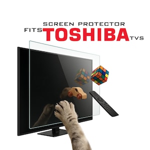 Puede incluir: Un protector de pantalla para televisores Toshiba. La imagen muestra un protector de pantalla transparente frente a una pantalla de TV negra. Un coche de juguete de madera, un Cubo de Rubik y un mando a distancia también están en la imagen. El texto "FITS TOSHIBA TVs" está en la parte superior.