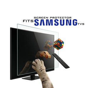 Pode incluir: Um protetor de tela transparente para TVs Samsung é exibido em frente a uma televisão preta. O texto "SCREEN PROTECTOR FITS SAMSUNG TVs" é visível. Um carro de brinquedo de madeira, um cubo de Rubik e um controle remoto também estão na imagem.