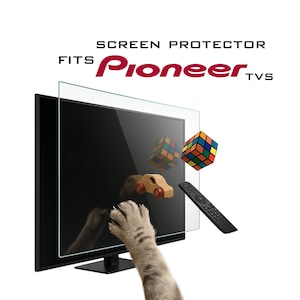 Puede incluir: Un protector de pantalla para televisores Pioneer se muestra frente a un televisor negro. Las palabras "SCREEN PROTECTOR FITS Pioneer TVs" están en la parte superior. Un coche de madera, un cubo de Rubik y un mando a distancia también están en la imagen.