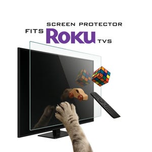 Puede incluir: Un protector de pantalla para televisores Roku se muestra frente a un televisor negro. Las palabras "FITS Roku TVs" están impresas encima del protector de pantalla. Un coche de juguete de madera, un cubo de Rubik y un mando a distancia también están en la imagen.