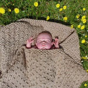 Eenvoudig te breien babydeken BREIPATROON in pdf; brei deze getextureerde dot stitch deken voor een DIY-cadeau voor een pasgeboren babyshower. Direct downloaden.