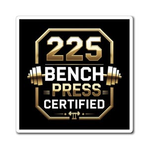 Peut inclure: Un autocollant noir avec du texte et des accents dorés. Le texte indique "225 BENCH PRESS CERTIFIED" avec un graphique d'haltères. Le nombre "225" est en haut, et les mots sont dans une forme octogonale dorée.