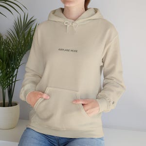 AIRPLANE MODE Übergroßer minimalistischer Sand Hoodie | Gemütliches Sweatshirt aus Baumwoll-Polyester-Mischung Bild 4