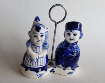 Dutch couple with carrier salt and pepper shakers / Delft blue shakers / blue and white couple