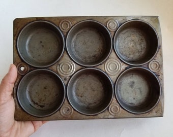 Vintage 6 cup muffin pan / 6 cup bullseye pattern smooth edge pan / baking photo prop