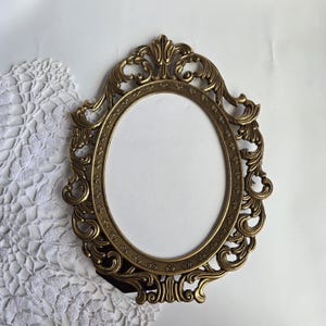 Decorative vintage oval filigree picture frame (5 x 7 inch picture) - Made in Taiwan