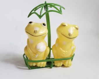 White on yellow polka dot frog salt and pepper shakers with umbrella topped carrier / Courting frogs shaker set