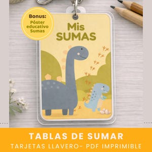 Puede incluir: Un llavero acrílico transparente con un fondo amarillo que presenta dos dinosaurios de dibujos animados. El texto "Mis SUMAS" está en la parte superior, con "Bonus: Póster educativo Sumas" en un círculo amarillo. La parte inferior dice "TABLAS DE SUMAR" y "TARJETAS LLAVERO- PDF IMPRIMIBLE".