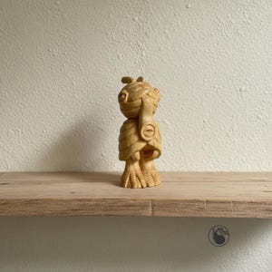 Handgesneden houten sculptuur, desk Buddy, cadeau cadeau
