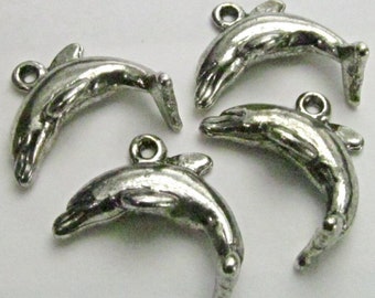 4 Vintage Antiqued Silver-plated Leaping Dolphin Charms Pendants Pd512