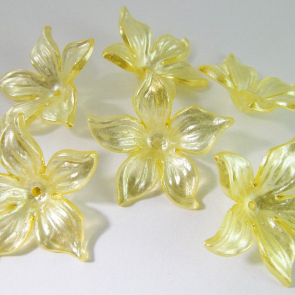 12 Vintage 30mm Yellow Acrylic Flower Beads Bd864