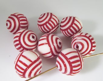 16 Vintage 15mm Striped Red and White Carved Acrylic Beads Bd1642