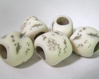 16 Vintage 18mm Off-White and Matte Silver Large-Hole Acrylic Boulder Beads Bd1790
