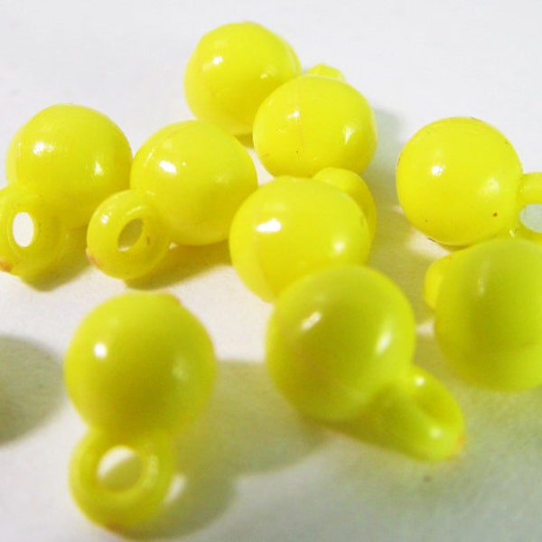 80 Vintage Teeny Tiny Round Lemon Yellow Plastic Charms Pendants Drops Pd276