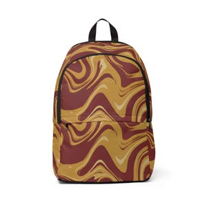 Puede incluir: Una mochila con un patrón ondulado en tonos burdeos y dorados. La mochila tiene un asa y cremallera negras, y un bolsillo frontal. El diseño se asemeja a un efecto marmolado.