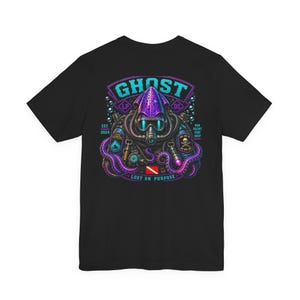 Puede incluir: Una camiseta negra de manga corta con un estampado gráfico de un calamar morado que lleva una máscara de buceo y un aparato respiratorio. El diseño incluye el texto GHOST, EST. 2024, RUN SILENT STAY DEEP y LOST ON PURPOSE con equipo de buceo.