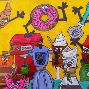 Könnte beinhalten: Skurrile Illustration von Kaffee-Artikeln mit animierten Gesichtern. Enthält eine rote Espressomaschine, eine blaue Kaffeemaschine, eine rosa Kaffeetasse, einen grünen Beutel mit Kaffeebohnen und einen Donut. Der Hintergrund ist gelb.