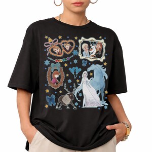 Puede incluir: Camiseta negra con un dise&ntilde;o gr&aacute;fico colorido con personajes de la pel&iacute;cula animada Frozen. El dise&ntilde;o incluye im&aacute;genes de Anna, Elsa, Olaf, Kristoff y Sven, junto con elementos decorativos como estrellas y lazos.