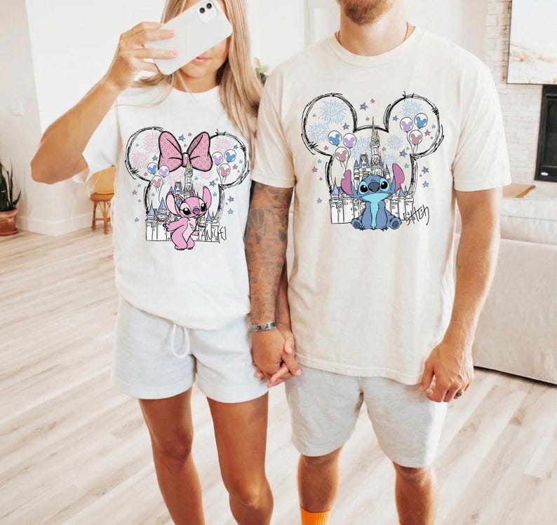 Puede incluir: Dos camisetas de manga corta en color blanco roto con estampados gr&aacute;ficos de personajes Disney. Una muestra un personaje rosa con lazo dentro de una silueta de orejas de Mickey, la otra un personaje azul dentro de un contorno similar.