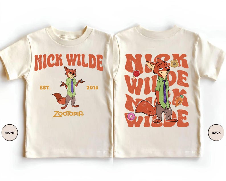 Pode incluir: Uma camiseta cor de creme com Nick Wilde de Zootopia. A frente exibe o personagem com o texto NICK WILDE EST. 2016 ZOOTOPIA. As costas apresentam o personagem repetido com o texto NICK WILDE, um donut e uma cenoura.